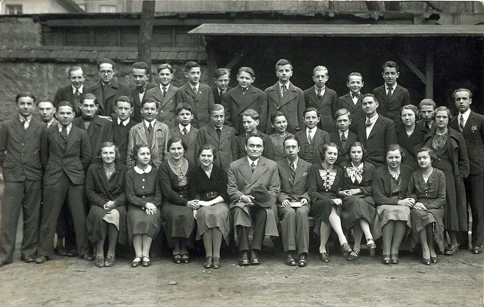 Asi 1942, se žáky na Kladně